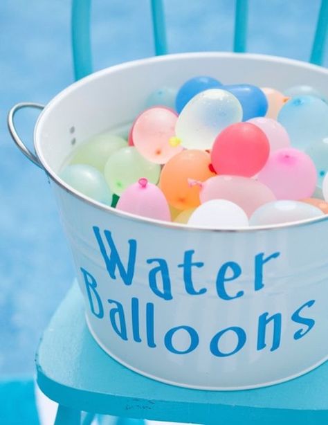 “Kids” of all ages will love having a bucket of water balloons at the ready for sneaky attacks. Fest Temaer, Hawaian Party, Pool Party Games, Splash Party, Pool Party Kids, Summer Bash, Fiesta Tropical, Pool Birthday, Summer Birthday Party