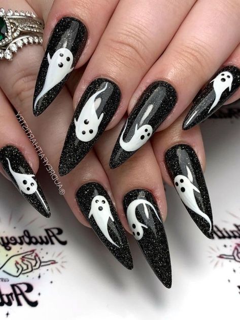 long stiletto glittery black nails with ghost design Holoween Nail Idea, Pagan Nails, Black And White Halloween Nails, Ghost Nail Designs, Scary Halloween Nail Designs, Tim Burton Nails, Cute Halloween Nail Designs, Halloween Nails Black, Ghost Nail Art