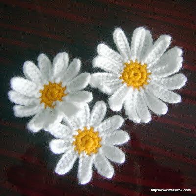 Daisy Applique  •  Make a flowers Appliques Au Crochet, Daisy Applique, Írska Čipka, Crochet Puff Flower, Crochet Embellishments, Mode Crochet, Crocheted Flowers, Crochet Patron, Crochet Daisy