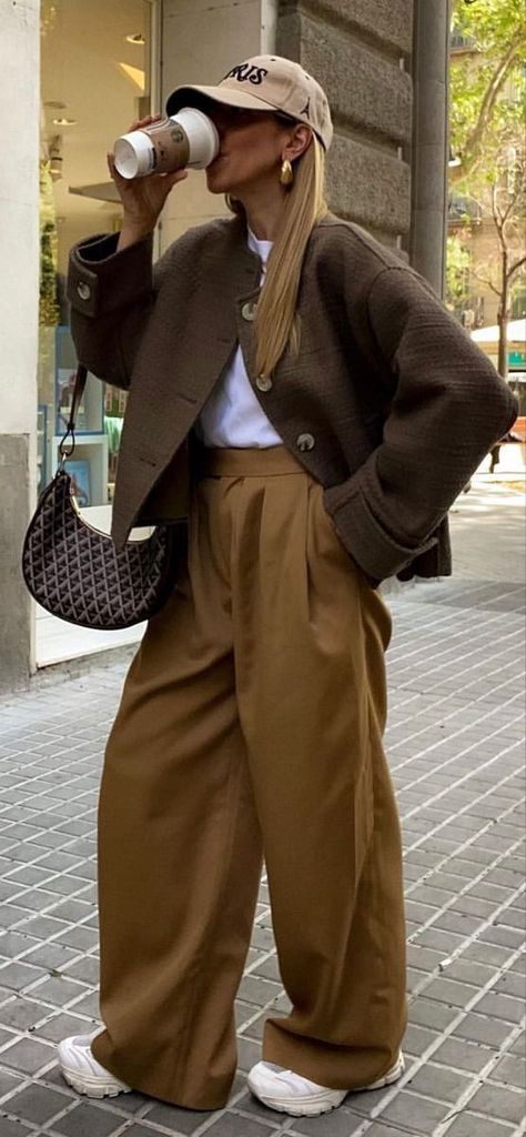 Effortless Chic: Master Summer Styles & Casual Outfits for Women Trendy Jackets 2023, Streetstyle Fashion 2023, Italian Street Style Winter, Ganni Street Style 2023, Streetstyle Fall 2023, Scandinavian Style Women, Women Winter Outfits 2023, Scandinavian Street Style 2023, Street Style Copenhagen 2023