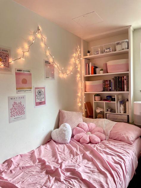 Bilik Tidur Kecil, Pink Dorm Rooms, College Dorm Room Inspiration, Cozy Dorm Room, Bilik Idaman, Pink Room Decor, College Dorm Room Decor, Dorm Room Designs, Room Redesign