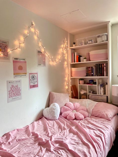 Bilik Tidur Kecil, Pink Dorm Rooms, Cozy Dorm Room, Bilik Idaman, Diy Dekor, College Dorm Room Decor, Room Redesign, Dorm Room Inspiration, Preppy Room Decor