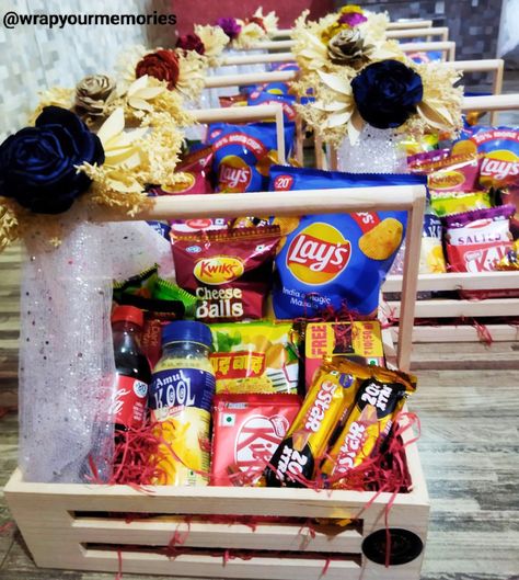 Snacks Basket Ideas, Wedding Snack Basket Ideas, Biscuit Hamper Ideas, Hamper Gift Ideas For Him, Hampers Decoration Ideas, Food Gift Hampers Packaging Ideas, Birthday Hampers Ideas, Food Hampers Ideas, Hampers Ideas For Birthday