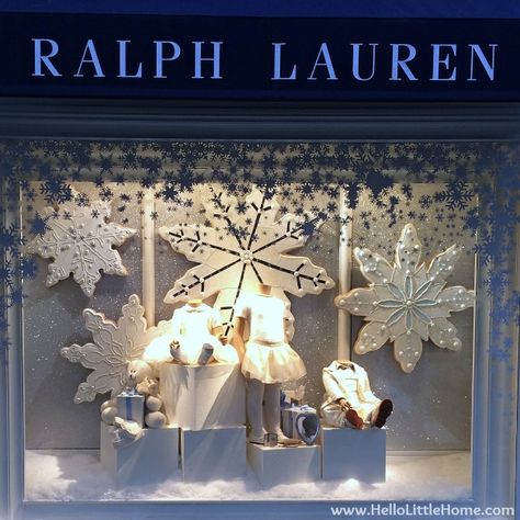 Christmas Visual Merchandising Window, Nyc Christmas Store Windows, Macys Christmas Window Display, Retail Christmas Decor, White Christmas Window Display, Christmas Retail Window Display Ideas, Christmas Visual Merchandising, Christmas Window Display Retail, Christmas Merchandising