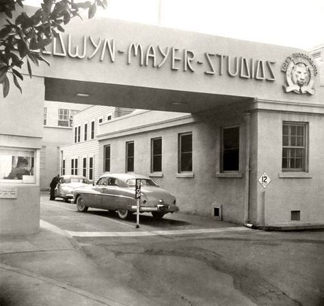 Driving through the East gate of the MGM studios in Culver City California in the early 1950s.  #metrogoldwinmayerpictures #americanmediacompany xoneoftheworldsoldestfilmstudios #losangeles #hollywood #movie #historicalphotos #rarelyseenhistory #oldphotos Los Angeles Architecture, Mgm Studios, Los Angeles Hollywood, Photography City, Movie Studios, Hollywood Homes, City People, California History, Vintage Los Angeles