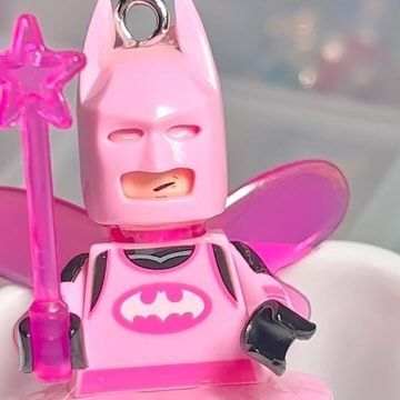 jewels by blanca ✧･ﾟ on Instagram: "a few fairy batman keychains dropping 1/6 @ 5 pm cst 🎀💕💗 #crystaljewelry #jewelry #beads #beadedjewelry #beadedbracelets #fairy #fairycore #fairycorenecklace #cottagecore #cottage #cottagecoreaesthetic #batman" Pink Fairy Batman, Batman Coquette, Coquette Batman, Pink Lego Batman, Princess Batman, Fairy Batman, Coquette Board, Pinkity Drinkity, Pink Batman