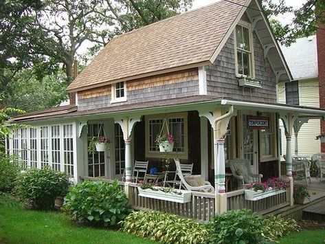 Glassed In Porches, Little Cottage House, Small Cottage House Plans, Pelan Rumah, Small Cottage Homes, Little Cottages, Small Cottages, Tiny Cottage, Dream Cottage