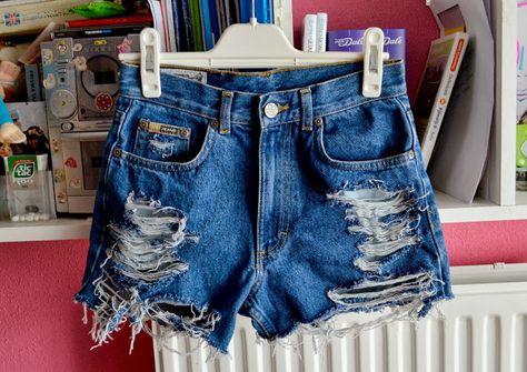 Ripped Shorts Diy, Making Jean Shorts, Diy Cutoffs, Distressed Clothing, Diy Denim Shorts, Diy Jean Shorts, Diy Distressed Jeans, Cut Jean Shorts, Distressing Jeans