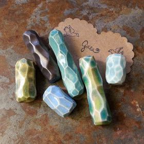 Fimo, Ceramic Jewerly, Ceramic Bead Jewelry, Trendy Jewerly, Jewerly Handmade, Ceramics Pottery Art, Porcelain Jewelry, Ceramics Ideas Pottery, Ceramic Jewelry