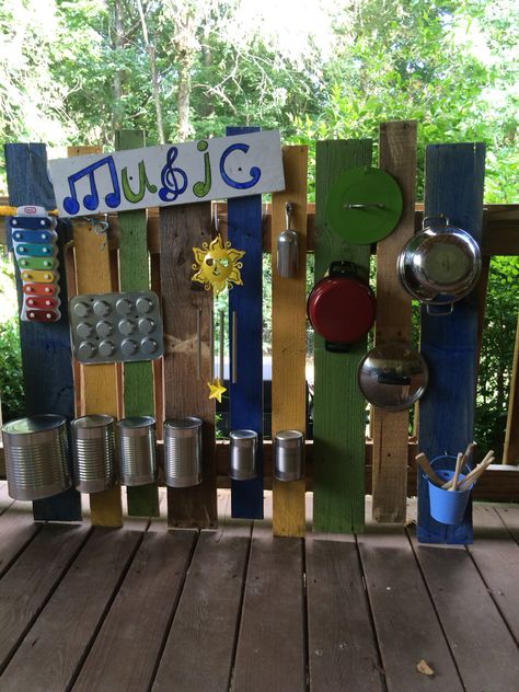 Outdoor Music Area Eyfs, Outdoor Music Wall For Kids, Outdoor Music Area, Playing Ideas, Kids Outdoor Spaces, Diy Kids Playground, Kid Friendly Backyard, Pallet Kids, Outdoor Learning Spaces