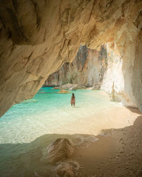 Neptunes Grotto Sardinia, Baunei Coast Sardinia, Sardinia Italy Beaches, Sardinia Photo Ideas, Costa Smeralda Sardinia Italy, Sardinia Italy Photography, Sardinia Honeymoon, Sardinia Fashion, Sardinia Italy Aesthetic