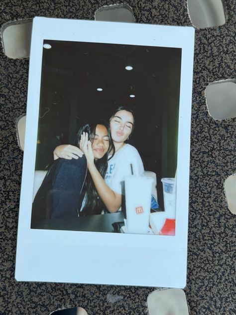 Polaroid Camera Photos, Polaroids Of Friends, Aesthetic Polaroid Pictures With Friends, Cute Poloroid Pictures Ideas Friends, Polaroid Pictures With Best Friend, Friend Poloroid Pictures, Friend Polaroid Pictures Aesthetic, Polaroid Friend Pictures, Birthday Picture Ideas Friends