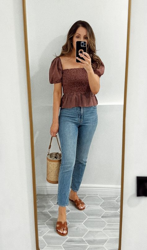 Minimalist Chic Outfit Casual, Outfit Inspiration 30s, Jean Outfits Modest, June Outfits Casual, Daily Mom Outfits Casual, Mum Fashion Summer, Feminine Outfit Jeans, Simple Dress Up Outfits, Casual Day Outfit Spring