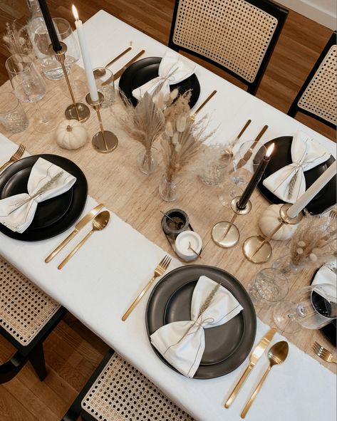 Boho Modern Table Setting, Thanksgiving Modern Decor, Simple Table Settings For Thanksgiving, Fine Dining Table Decor, Wedding Family Table Decor, Dining Table Dinner Setup, Pampas Grass Thanksgiving Table, How To Set A Dining Table, Minimal Thanksgiving Decor