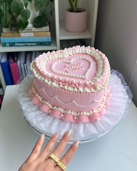 Tutu cute 🩰🩰🩰 ⠀⠀⠀⠀⠀⠀⠀⠀⠀⠀⠀⠀⠀⠀⠀⠀⠀⠀ ⠀⠀⠀⠀⠀⠀⠀⠀⠀⠀⠀⠀⠀⠀⠀⠀⠀⠀ ⠀⠀⠀⠀⠀⠀⠀⠀⠀⠀⠀⠀⠀⠀⠀⠀⠀⠀ ⠀⠀⠀⠀⠀⠀⠀⠀⠀⠀⠀⠀⠀⠀⠀⠀⠀⠀ ⠀⠀⠀⠀⠀⠀⠀⠀⠀⠀⠀⠀⠀⠀⠀⠀⠀⠀ #vintagecake #ediblepearls… | Instagram 18th Birthday Cake Heart Shape, Pink Heart Shaped Cake, Heart Cake Birthday, 26 Birthday Cake, Bolo Vintage, 19th Birthday Cakes, Birthday Cake Roses, Heart Birthday Cake, 12th Birthday Cake