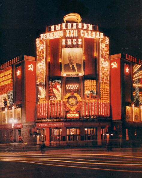 Soviet Visuals on Instagram: “Central telegraph building, Gorky street, Moscow, USSR, 1961” Union Of Soviet Socialist Republics, Communist Propaganda, Back In The Ussr, Propaganda Art, Socialist Realism, Soviet Art, Russian History, The Soviet Union, Brutalism