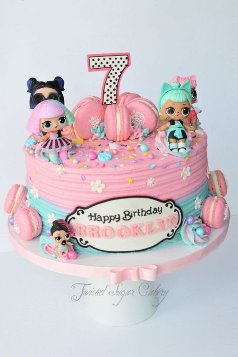 Lol Dolls And Macarons LOL dolls are toys. Buttercream, macarons and lots of sprinkles! Cake Rectangle, Bolo Panda, Surprise Birthday Cake, Lol Doll Cake, Doll Birthday Cake, 7th Birthday Cakes, 7th Birthday Party Ideas, 6th Birthday Cakes, Surprise Cake