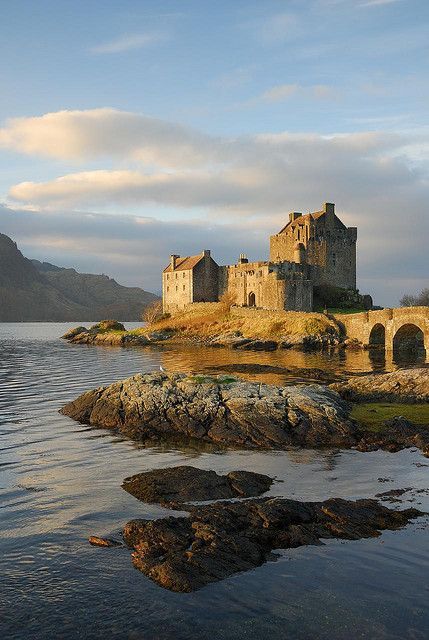 ~~Winter Sunlight on Eilean Donan Castle, Scottish Highlands | by Marcus Reeves~~ Scottish Castles, Vila Medieval, Eilean Donan Castle, Eilean Donan, Famous Castles, Scotland Castles, Voyage Europe, England And Scotland, Beautiful Castles