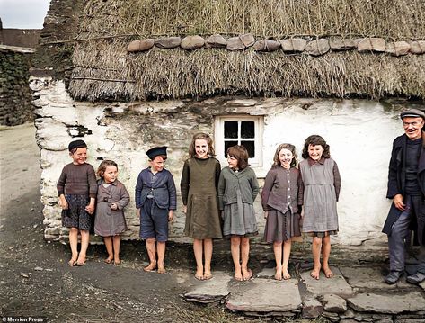 Irish Archaeology, Irish Aesthetic, Old Ireland, Ireland People, Irish Famine, Colorized Historical Photos, Ireland Aesthetic, Vintage Ireland, Irish Clothing