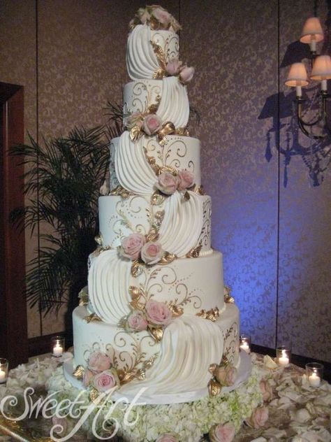 Designer Wedding Cakes | Sweet Art – Fine Swiss Confectioner Huge Wedding Cakes, Kek Kahwin, Bling Wedding Cakes, Hiasan Perkahwinan, Fancy Wedding Cakes, Extravagant Wedding Cakes, Pretty Wedding Cakes, Quinceanera Cakes, Big Wedding Cakes