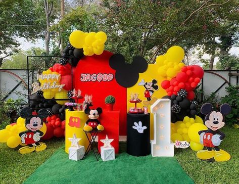 Mickey Mouse Backdrop Ideas, Twoodles Birthday Party Boy, Mickey Mouse Clubhouse Birthday Party Decorations, Mickey Mouse Backdrop, Mickey Mouse Theme Party, Mickey Mouse Birthday Theme, Mickey Mouse Birthday Decorations, Mickey First Birthday, Mickey 1st Birthdays