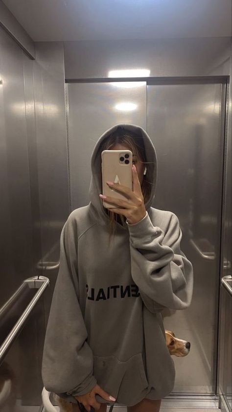 Hoodie Pictures Instagram, Elevator Selfie, Oversized Hoodie Outfit, Oversized Sweatshirt Outfit, Essentials Hoodie, Autumn Fits, Hoodie Aesthetic, Hoodie Fits, Foto Casual