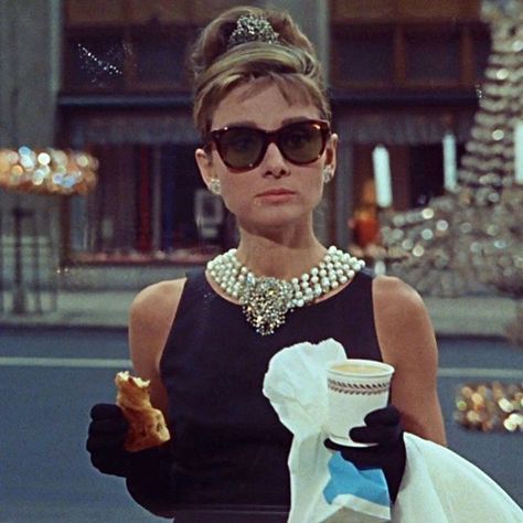 💗 blasé bitch 💗 в Instagram: «the ever-so-stylish Holly Golightly ✨» Cabelo Pin Up, Stile Kendall Jenner, Aubrey Hepburn, George Peppard, Blake Edwards, Audrey Hepburn Photos, Holly Golightly, Audrey Hepburn Style, Hepburn Style