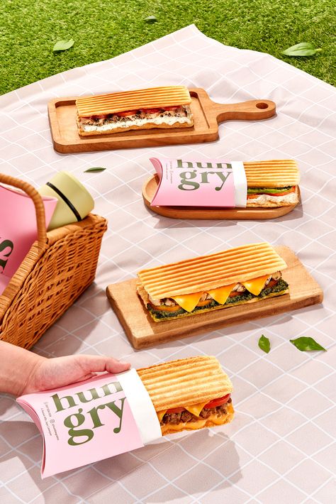 Summer Picnic 🧺⛱️ Picnic Food Photography, Outdoor Picnic Food, Product Layout, Photography Food Styling, Picnic Food, Retro Ads, Photography Food, Outdoor Picnics, Beach Picnic