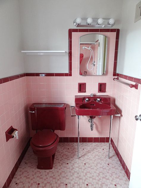 A vintage pink and maroon bathroom. Wow...like walking into Grandma's Maroon Bathroom, Interior Design Per La Casa, Retro Bathrooms, Retro Renovation, Bathroom Red, Vintage Bathrooms, Retro Interior, Hus Inspiration, Pink Bathroom