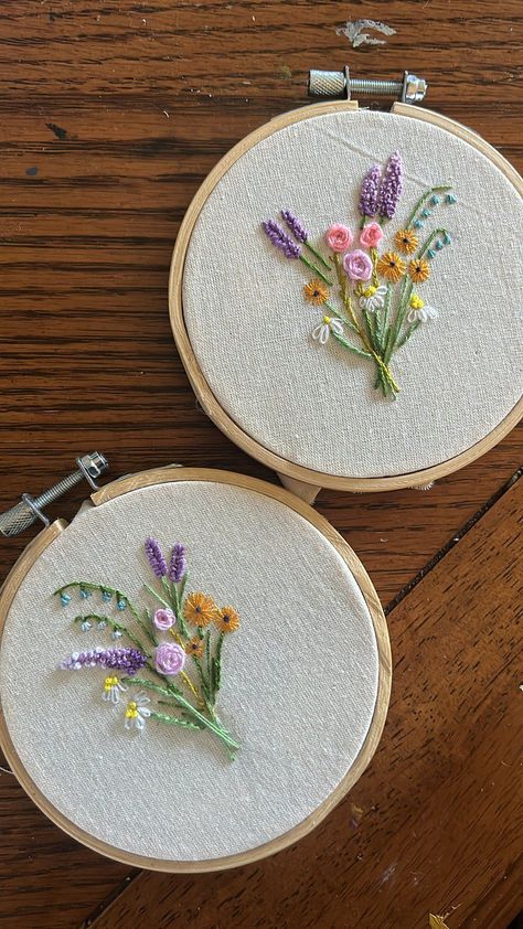 Floral Embroidery Bouquet Mini Embroidery Patterns Flowers, Blue Flower Bouquet Embroidery, Flower Embroidery Bouquet, Embroidery Flowers Bouquet, Cute Floral Embroidery, Embroidery Hoop Inspiration, Floral Embroidery Simple, Wildflower Bouquet Embroidery, Embroidered Bouquet Of Flowers