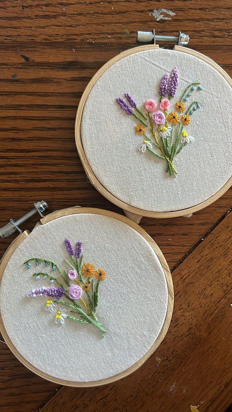 Floral Embroidery Bouquet Mini Embroidery Patterns Flowers, Embroidery Aethstetic, Blue Flower Bouquet Embroidery, Embroidery Flowers Bouquet, Cute Floral Embroidery, Embroidery Hoop Inspiration, Floral Embroidery Simple, Embroidered Bouquet Of Flowers, Embroidery Patterns For Shirts