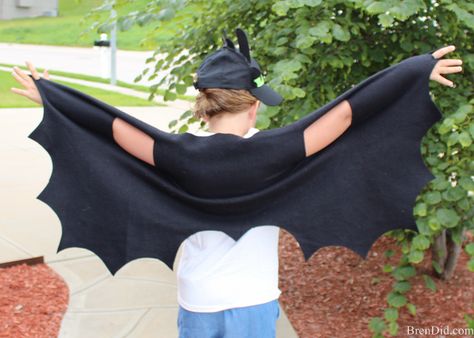 DreamWorks Dragons: Race to the Edge - Easy no sew dragon wings will transform your favorite How to Train You Dragon fan into their high flying dragon of choice. #Netflix #StreamTeam Diy Dragon Costume, Toothless Costume, Sew Halloween Costume, Book Character Day, Dragon Hats, Dragon Birthday Parties, Diy Wings, Bat Costume, Dragon Costume