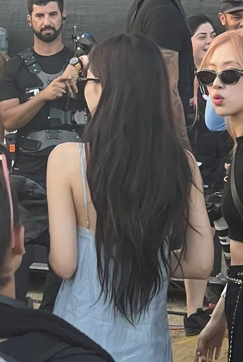 Summer Hair Essentials: The Best Products for V-Cut with Layers for Long Hair Jennie Kim Straight Hair, Long Hair Thinned Out Ends, Long Black Hair Extensions Styles, Kpop Straight Hair, Jennie Kim Long Hair, Jennie Kim Haircut, Long Haircut V Shape, Jennie Long Hair, Jennie Kim Hair