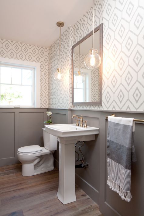 Interior Panelling, Makeover Kamar Mandi, Wainscoting Bathroom, Farmhouse Bathroom Decor Ideas, Decor Baie, Bad Inspiration, Floor Bathroom, Modern Farmhouse Bathroom, Downstairs Bathroom