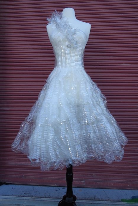 plastic dress Recycled Gown, Recycled Costumes, Trash Fashion, Bottle Dressing, Recycled Outfits, Diy Summer Clothes, Diy Fashion Projects, Recycled Dress, Plastic Dress