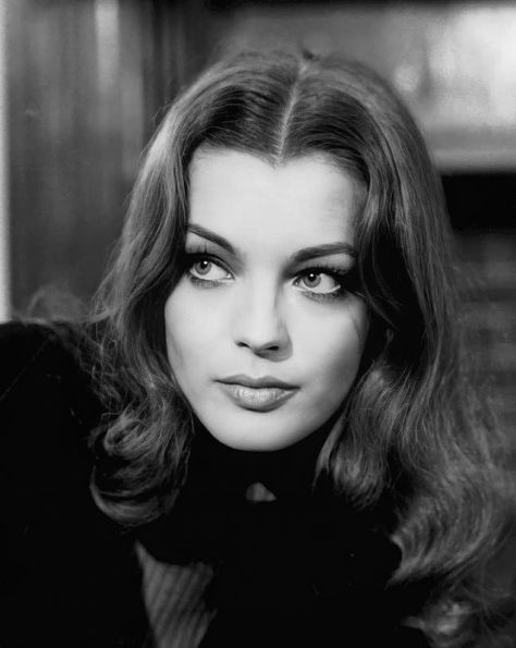 (23) Quora Hollywood Wedding, Famous French Actresses, Old Hollywood Movies, Vivien Leigh, Natalie Wood, Romy Schneider, Old Hollywood Stars, Model Inspo, Classic Actresses
