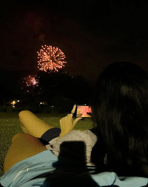 #aesthetic #datenight #fireworks #bae #date Truck Dates Under The Stars, Watching The Stars Date, Simple Date Aesthetic, Dating Aethstetic, Dating Asthetic Picture, Date Astethic, Date Places Aesthetic, Summer Dates Aesthetic, Dream Date Ideas