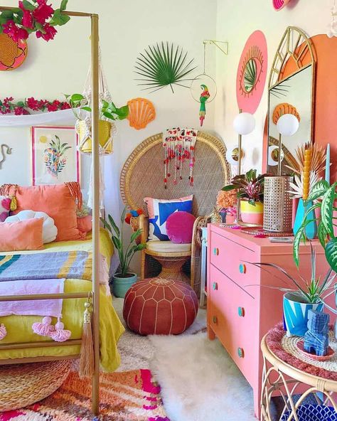 50 Of The Best Tropical Bedroom Ideas With Pictures - homedude Lively Bedroom Ideas, Bright Fun Bedroom Ideas, Bedroom Ideas Aesthetic Colorful, Colorful Bedroom Asthetics, Trendy Maximalist Bedroom, Hawaii Theme Room Ideas, Girly Tropical Bedroom, Bedroom Ideas Tropical Style, Bright Fun Room Ideas