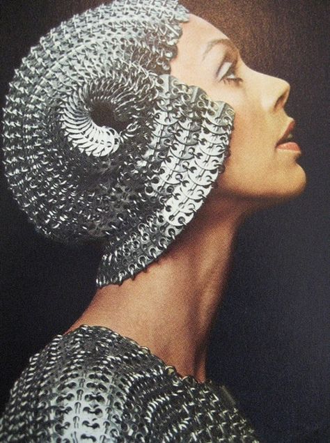 Paco Rabanne space age fashion Space Age, Space Age Fashion, Istoria Modei, Futuristic Fashion, 1960s Fashion, Paco Rabanne, Blade Runner, Mode Vintage, Mode Inspiration