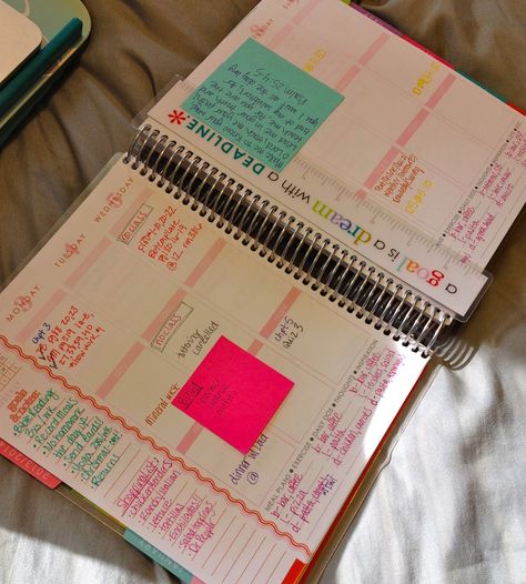 Love the way she organizes her planner. Oh For The Love Of Learning: Erin Condren Life Planner College Organisation, College Hacks, Mindful Journaling, Planning School, Love Of Learning, College Organization, Planner Inspiration, Planner Erin Condren, Erin Condren Life Planner
