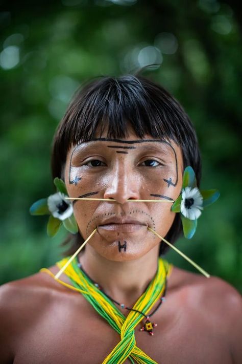 Yanomami Tribe, Illegal Mining, Amazon People, Tribes Of The World, Brazilian People, Amazon Tribe, Foto Portrait, Indigenous Tribes, Black Color Hairstyles