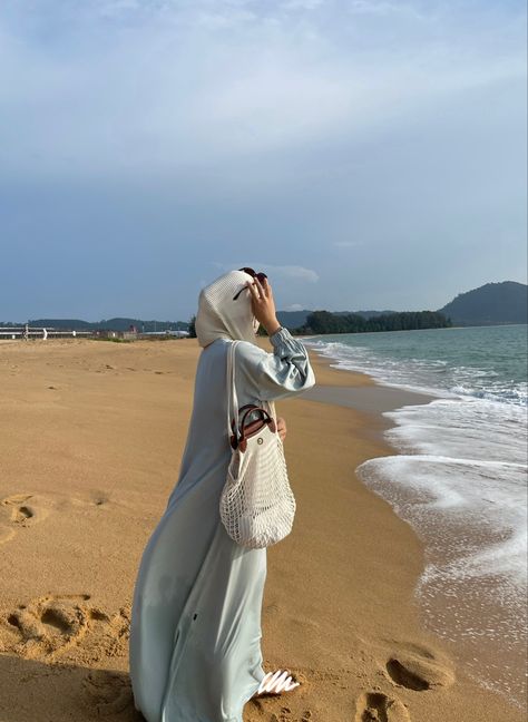 Hijabi Beach Aesthetic, Sea Outfit Summer Hijab, Hijabi Beach Pictures, Sunrise Outfit Beach, Outfit Beach Hijab, Hijabi Beach Outfit, Beach Outfit Hijab, Beach Hijab, Creative Beach Pictures