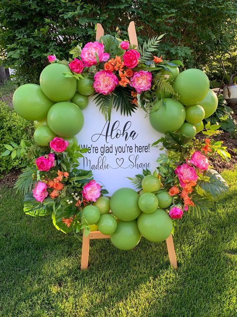 Aloha Pool Party Ideas, Luau Party Table Decorations, Filipino Party Decorations, Floral Theme Party, Hula Party, Luau Hawaii, Japanese Sun, Hawaian Party, Tropical Birthday Party