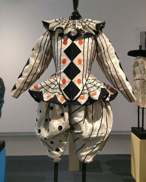 Cabaret The Musical Costumes, Italian Carnival Costumes, Gothic Carnival, Pierrot Costume, Pierrot Clown, Circus Aesthetic, Costume Carnaval, Clown Clothes, Dark Circus