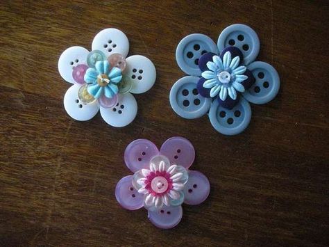 Five Ways to Use Buttons on Crafts Button Crafts, Button Creations, Pola Kristik, Pola Sulam, Button Art, Button Flowers, Diy Projects To Try, Handmade Flowers, Flower Crafts