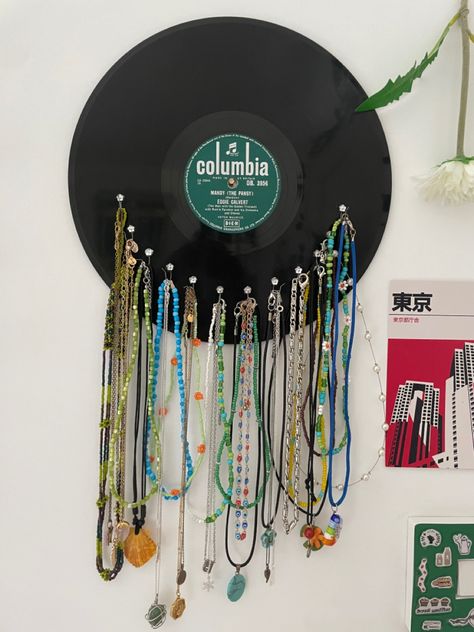 Hanging Vinyl Records From Ceiling, Poster Hanging Ideas Diy, Record Necklace Holder, Diy Jewelry Hanger Wall, Retro Room Decor Diy, Records Hanging On Wall, Stuff To Hang On Walls, Record Ideas Wall Art, Diy Record Wall Display