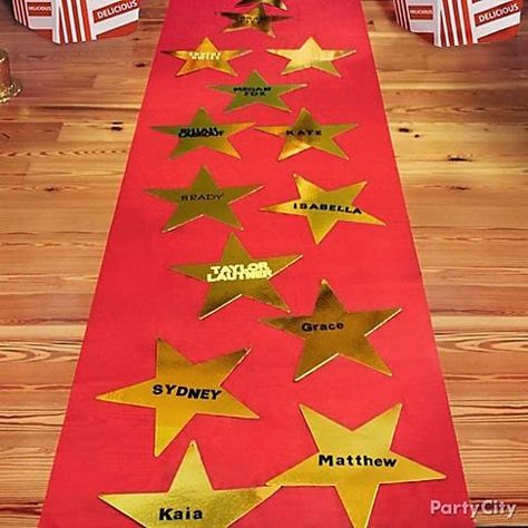 Oscar night party ideas: red carpet and walk of fame Fame Ideas, Deco Cinema, Oscars Party Ideas, Hollywood Birthday Parties, Red Carpet Theme, Hollywood Birthday, Star Birthday Party, Hollywood Party Theme, Red Carpet Party
