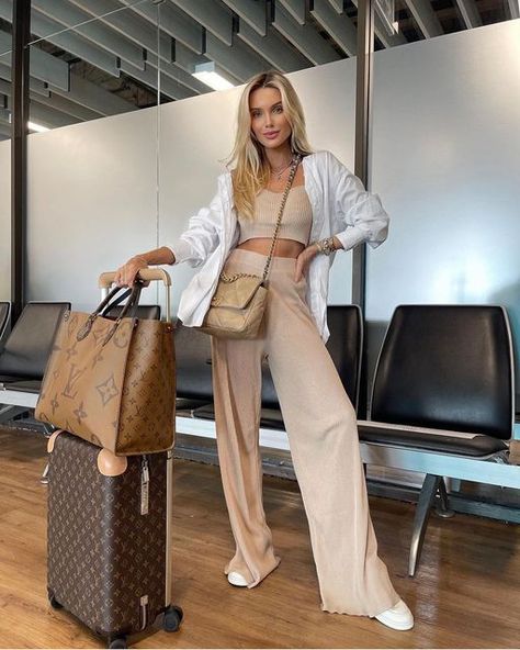 Your Style & Fashion 💗 on Instagram: "Airport looks ✈️ . . . #fashiontrends #fashion #fashionblogger #chic #style #elegant #feminine #streetchic #streetstyle #ootd #styleinspiration #influencer #outfitoftheday #outfitideas #accessories #glam #over40 #blackoutfit #furcoat #trenchcoat #greenoutfit #jeans #airportlook #beigeoutfit #airport #sneakers #sport #sportyoutfit" Cute Comfy Airport Outfits, Plane Outfit Airport Style Comfy, Plane Outfit Airport Style, Summer Nyc Outfits, Classy Airport Outfit, Chic Airport Outfit, Cute Airport Outfit, Chic Travel Outfit, Airport Attire