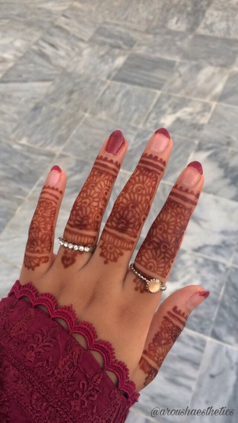 Mehendi Nails Art, Henna For Nails, Henna Stained Nails, Lebanese Henna Designs, Henna On Nails Only, Henna Nail Polish, Nail Art With Mehendi, Nail Henna Design, Henna Nails Design