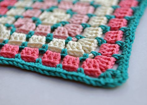 5 REASONS WHY THE BLOCK STITCH IS THE BEST (WITH FREE PATTERNS) Crochet Squares, Crochet Block Stitch, Block Stitch, Granny Square Haken, Crochet Blocks, Granny Squares Pattern, Granny Square Crochet Pattern, Square Patterns, Crochet Stitches Patterns